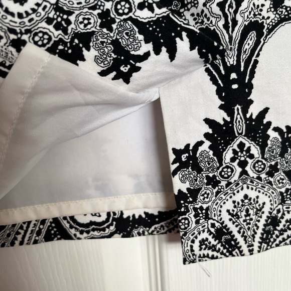 Black and white lined skirt - Picture 3 of 4